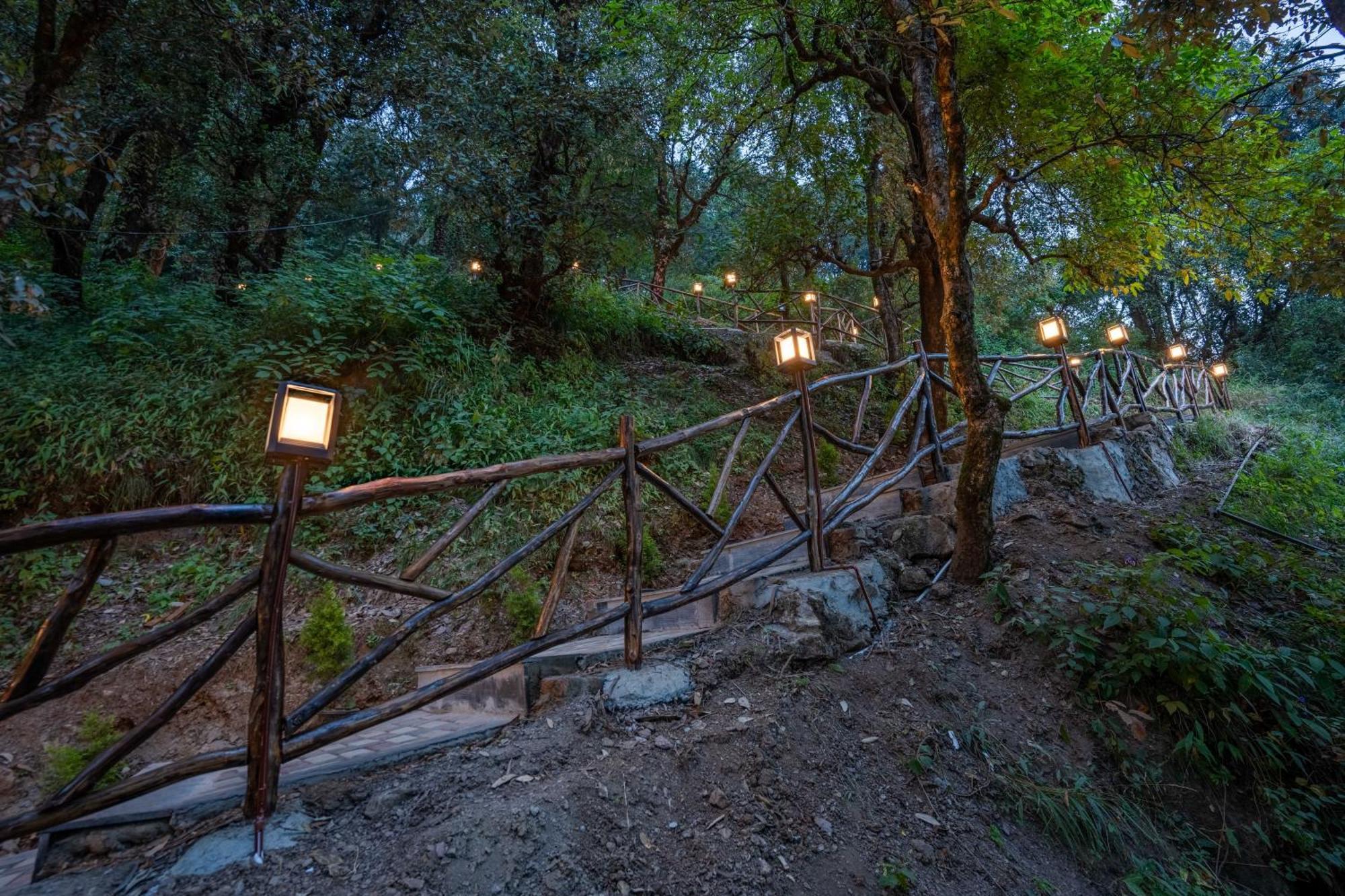 The Whispering Oaks Hotell Nainital Eksteriør bilde