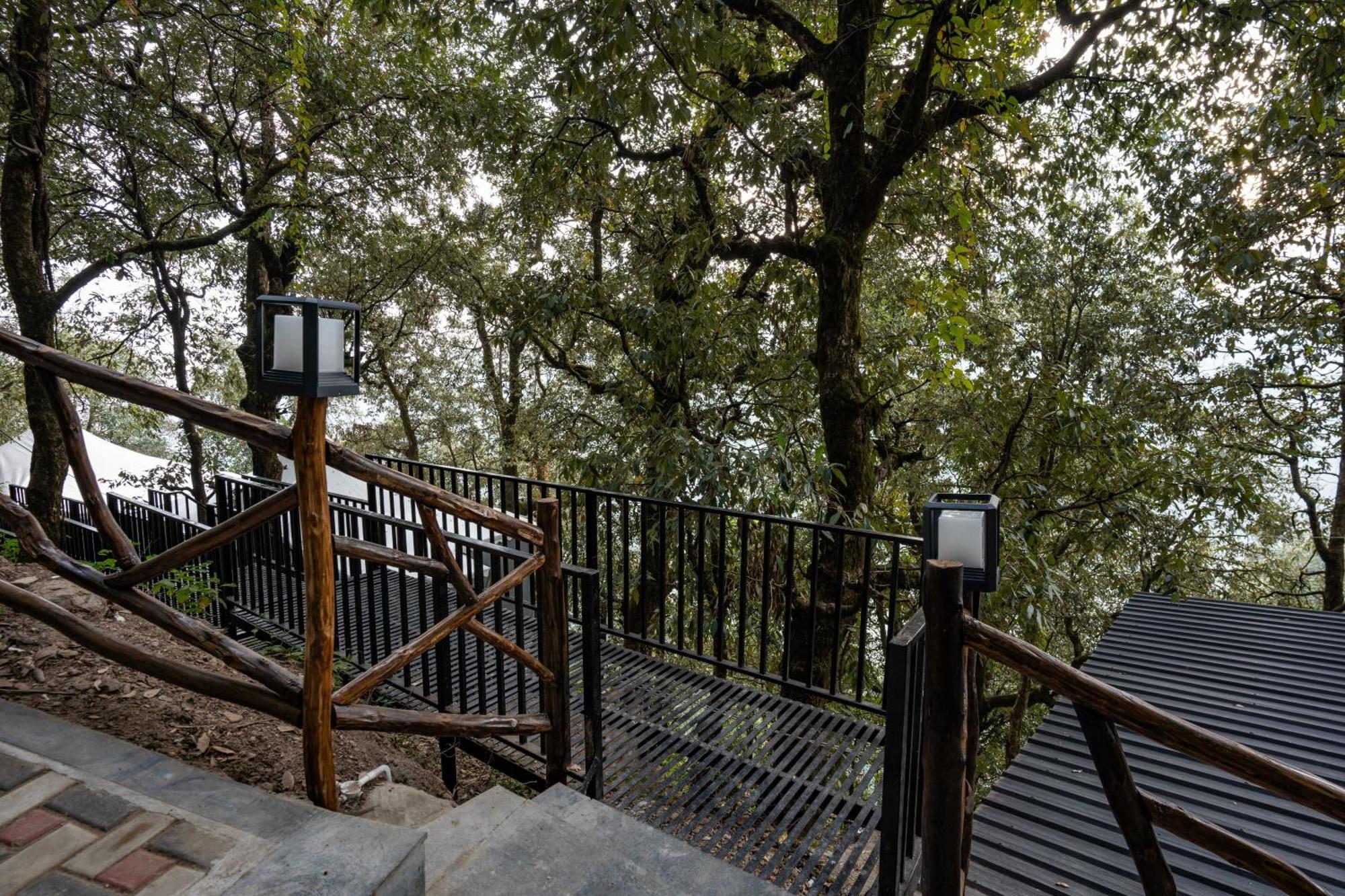 The Whispering Oaks Hotell Nainital Eksteriør bilde