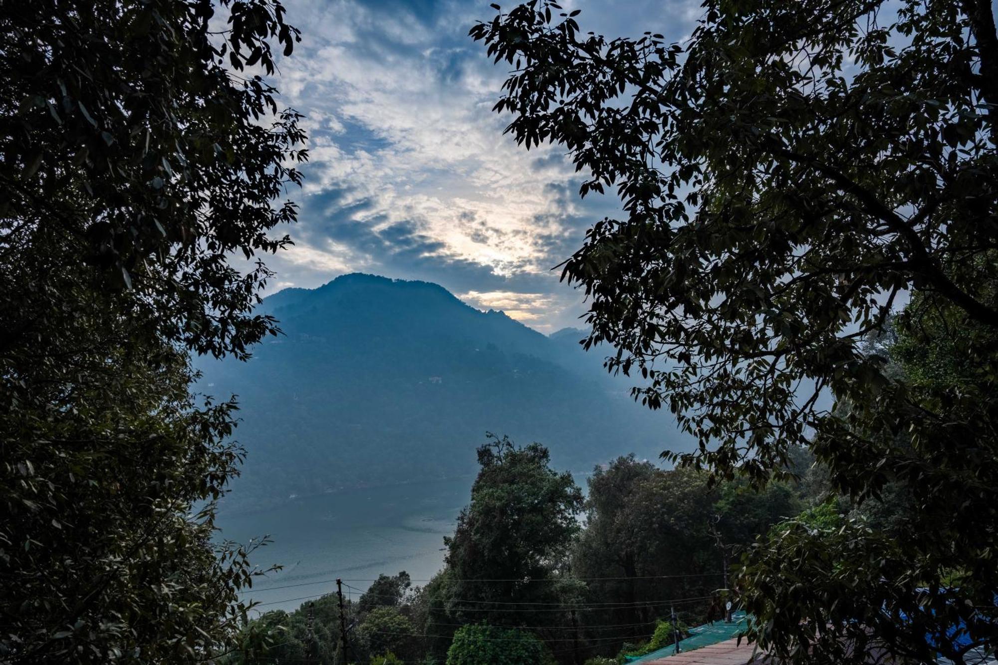The Whispering Oaks Hotell Nainital Eksteriør bilde