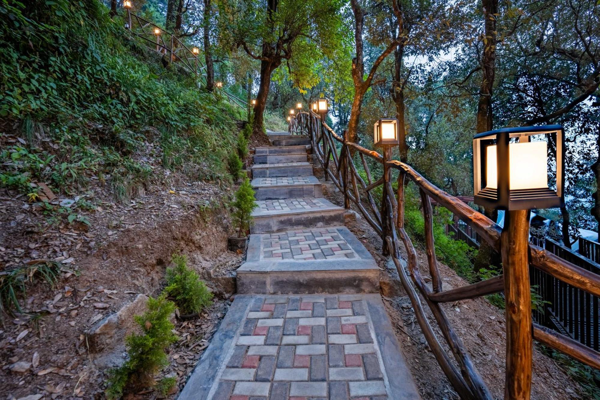The Whispering Oaks Hotell Nainital Eksteriør bilde